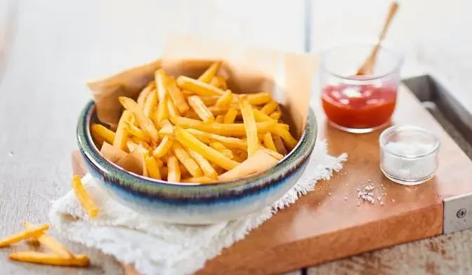 Frites allumettes Picard servies avec du ketchup